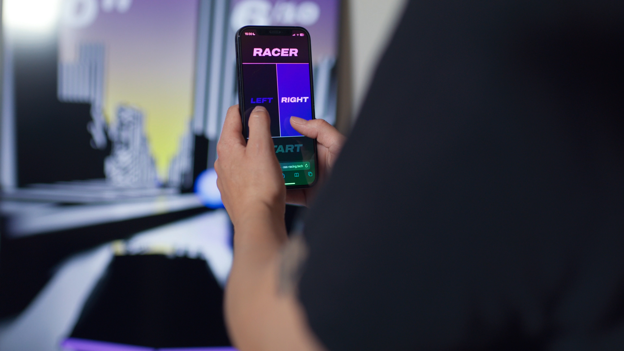 Closeup von Person, in der Hand MobilePhone, bedient Screen im Hintergrund, Storefront Racer interaktive Gamification