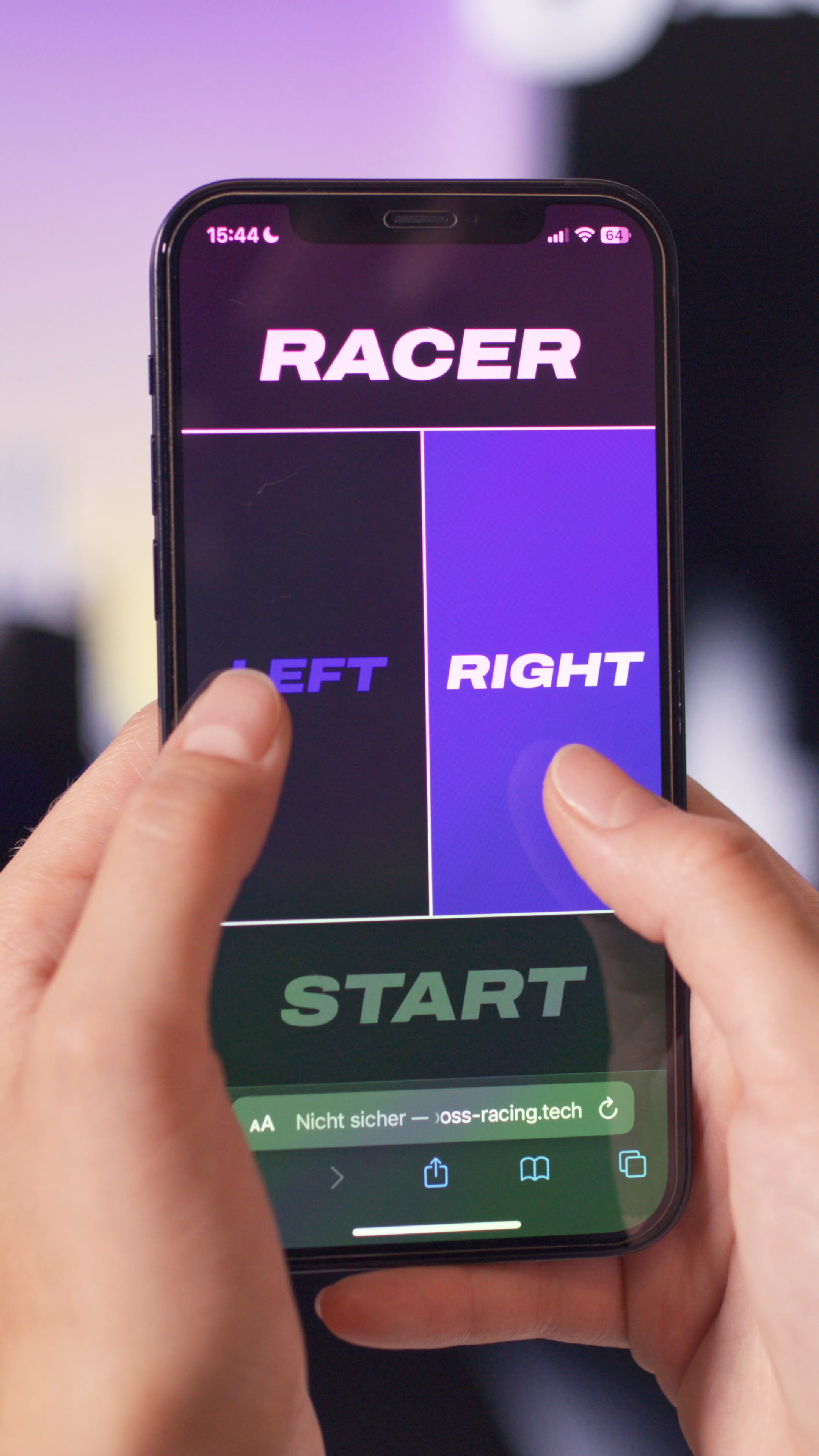 Closeup von Hand mit Phone, bedient Spiel im Screen, Storefront Racer interaktive Gamification